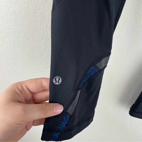 Lululemon Black Blue Sashiko Run Inspire Athletic Athleisure Crop II Leggings 6 - Picture 5 of 6